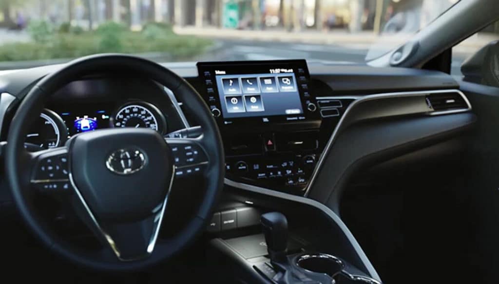 [Imagen: Sistema de infotenimiento del Toyota Camry 2024]