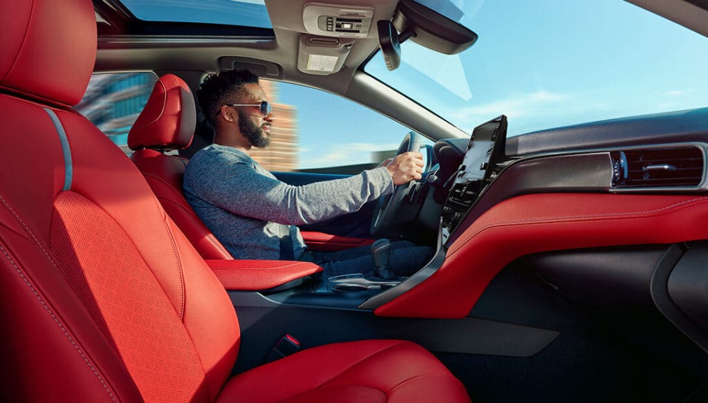 [Imagen: Interior lujoso del Toyota Camry 2024]