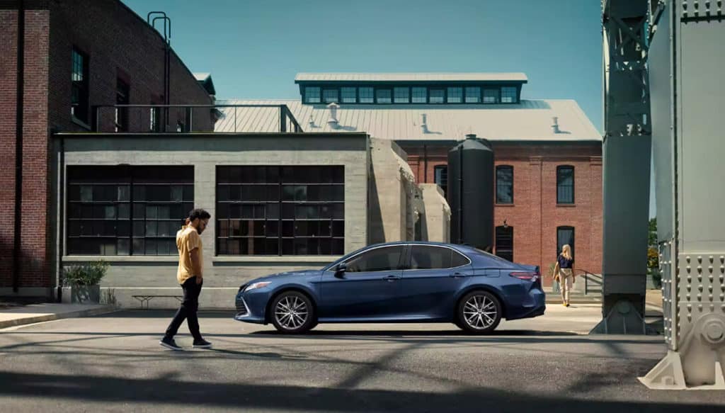 [Imagen: Toyota Camry 2024 destacando su diseño aerodinámico y tecnología avanzada]