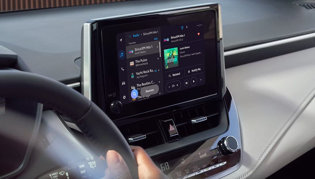 [Imagen del interior del Toyota Corolla Hatchback 2024 mostrando el sistema de infotenimiento]