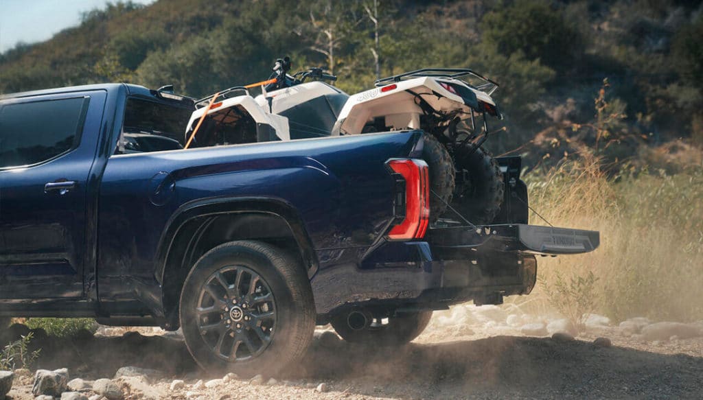 [Imagen de la Toyota Tundra 2024 destacando su robustez y capacidad de remolque]