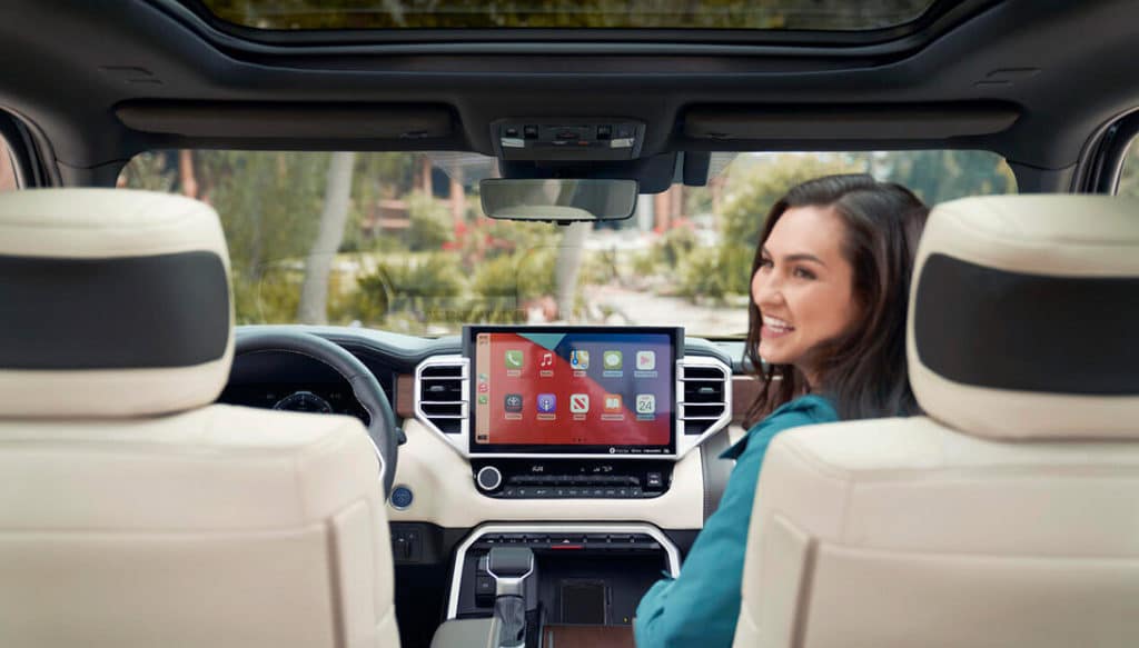 [Imagen de la pantalla táctil y el sistema de infoentretenimiento de la Toyota Tundra 2024]